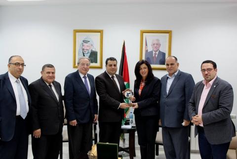 وزيرة الاقتصاد تبحث سبل تسهيل التجارة بين فلسطين والأردن
