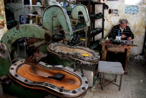 ’صنع الخليل’...أول علامة تجارية جماعية في صناعة الأحذية والجلود