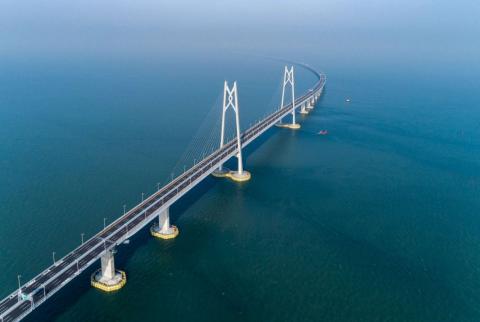 الرئيس الصيني يفتتح جسرا ضخما يربط هونج كونج وتشوهاي ومكاو