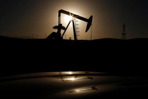 سوق النفط العالمية تواجه فائضا في المعروض في 2019 مع تباطؤ نمو الطلب