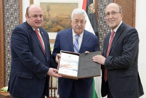 الرئيس يتسلم الاستراتيجية الوطنية للشمول المالي في فلسطين