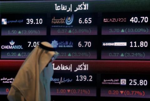 أسهم بنوك السعودية تهوي بسبب مدفوعات الزكاة وخسائر أمريكا تضغط على الخليج