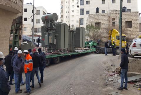كهرباء القدس تركّب محوّل جديد لاستيعاب الأحمال الكهربائية في منطقة قلنديا وكفر عقب