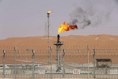 الهجمات على السعودية تستحضر شبح ارتفاع النفط إلى 100 دولار