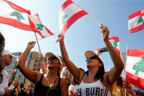 المتظاهرون يتدفقون على شوارع لبنان لليوم الثالث، صور