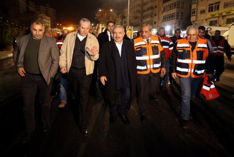 رئيس الوزراء يتفقد سير العمل في إعادة تأهيل شارع رام الله-القدس