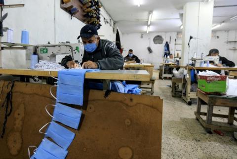مصانع في غزة تتحول إلى صنع الكمامات لمواجهة كورونا