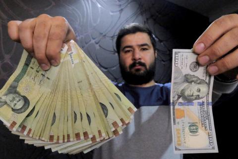 الريال الإيراني يهبط لأدنى مستوى على الإطلاق أمام الدولار
