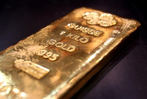 الذهب ينزل عن مستوى قياسي تحت ضغط انتعاش الدولار