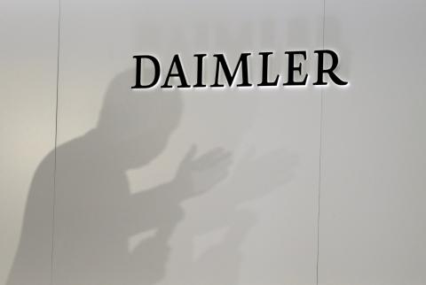 دايملر تدفع 2.2 مليار دولار في تسويات قضايا انبعاثات ديزل