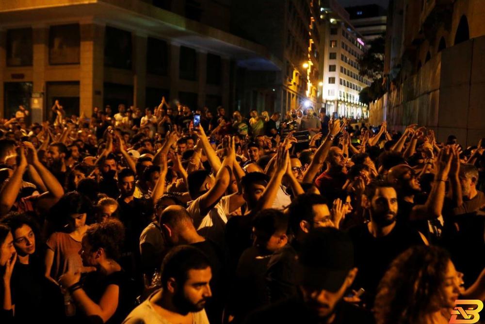 تظاهرات حاشدة في لبنان بعد فرض الحكومة رسوماً على استخدام ’الواتساب’