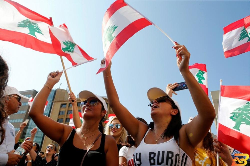 المتظاهرون يتدفقون على شوارع لبنان لليوم الثالث، صور