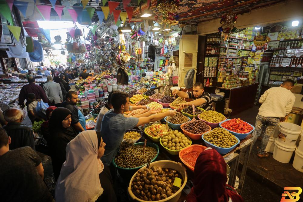أسواق مزدحمة في غزة مع صرف الرواتب