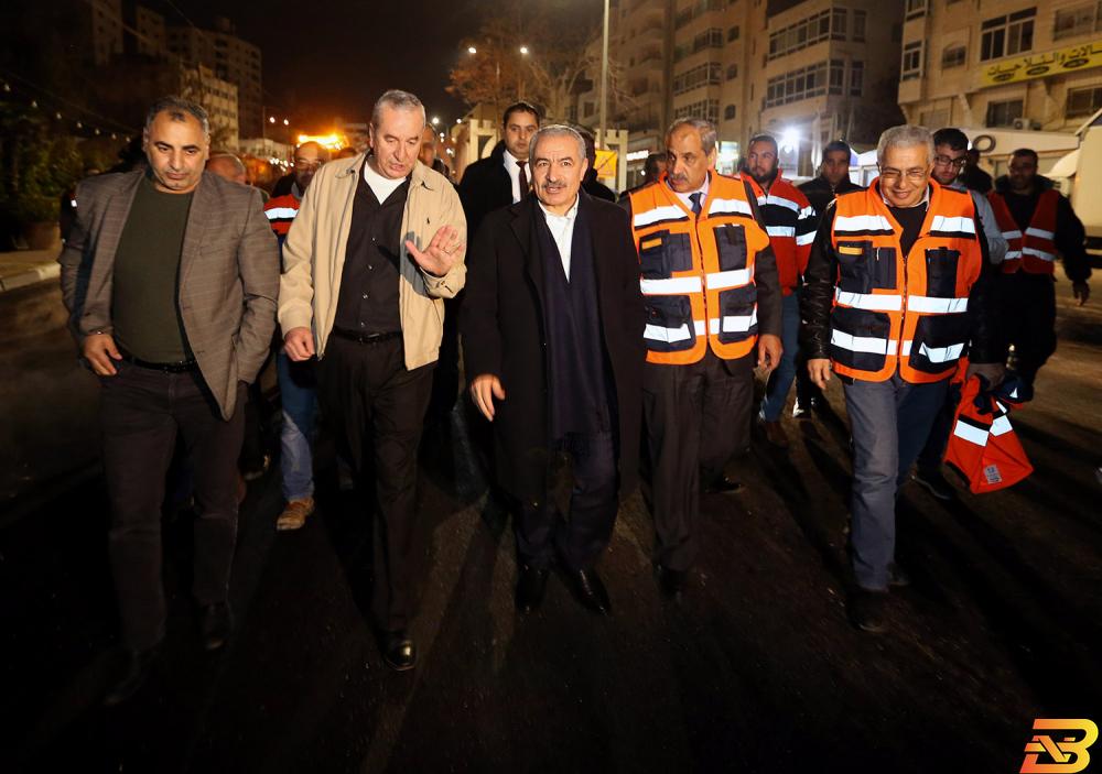 رئيس الوزراء يتفقد سير العمل في إعادة تأهيل شارع رام الله-القدس