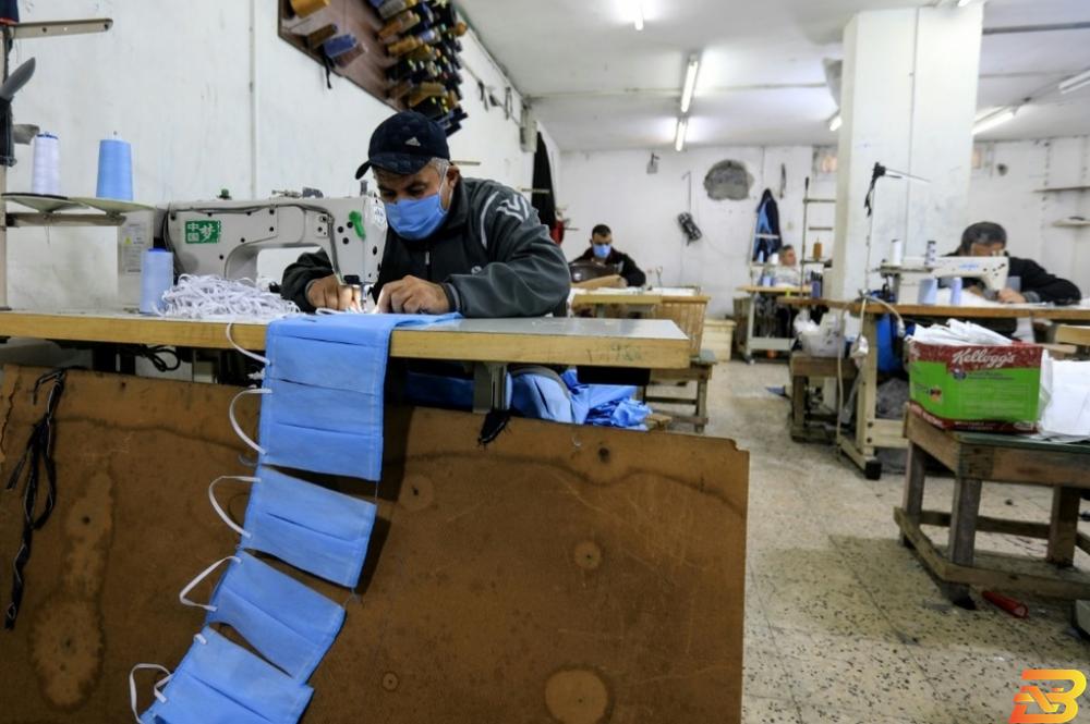 مصانع في غزة تتحول إلى صنع الكمامات لمواجهة كورونا