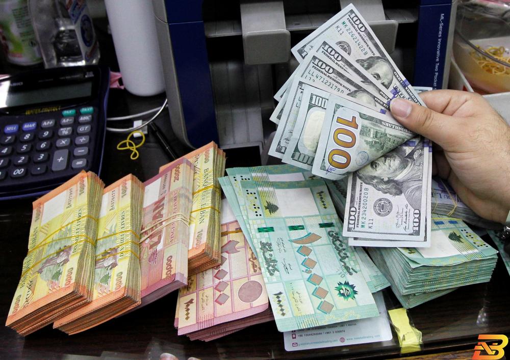 الصرافون في لبنان يخفضون سعر صرف الدولار بواقع 30 ليرة