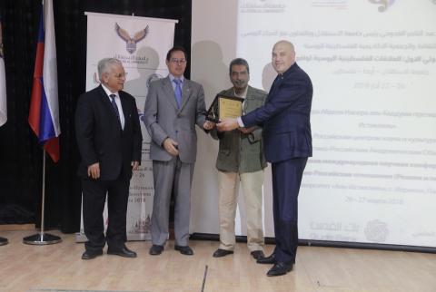جانب من تكريم مدير بنك القدس بنك القدس يقدم رعايته للمؤتمر العلمي بجامعة الإستقلال