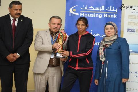 جانب من تتويج إحدى الفائزات بالبطولة بنك الإسكان يساهم برعاية بطولة ألعاب القوى المركزية في ترمسعيا