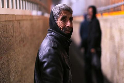 أحد العمال الفلسطينيين أثناء توجهه للعمل في إسرائيل-تصوير وكالات عشية عيد العمال: حوالي 364 ألف عاطل عن العمل في فلسطين خلال 2017
