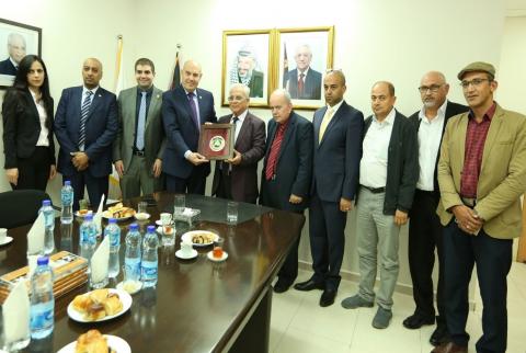 جانب من التكريم بنك القدس يقدم دعماً لجامعة القدس المفتوحة