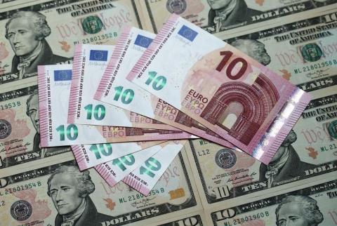 الدولار يصعد واليورو يسجل خامس خسارة أسبوعية