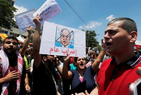 رئيس وزراء الأردن يرفض سحب مشروع قانون للضرائب بعد احتجاجات