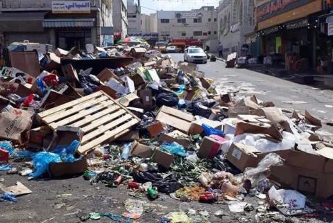 ’أكوام من النفايات’ في شوارع البيرة مع تواصل إضراب العاملين في البلدية