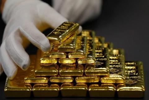 الذهب يرتفع مع هبوط الدولار من أعلى مستوى في نحو 6 أشهر