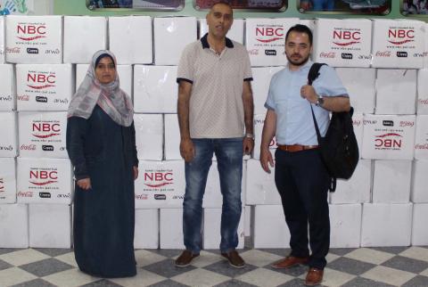 جانب من تسليم الطرود المشروبات الوطنية تقدم مئات الطرود الغذائية للأسر المحتاجة