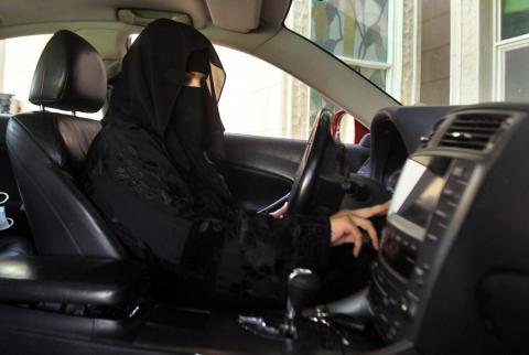 امرأة سعودية تقود سيارة. تصوير: رويترز. نساء وراء المقود في شوارع السعودية بعد رفع الحظر عن قيادتهن للسيارات