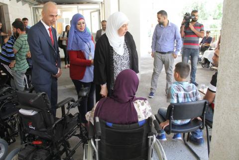 غنام تسلم كراسي كهربائية بدعم من بنك الأردن لعدد من ذوي الإعاقة