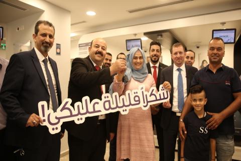 جانب من تسليم الجائزة بيت وراتب وسيارة لفائزة من جنين-الجائزة الكبرى في برنامج حياتي تغيّر حياة مشتركة جديدة