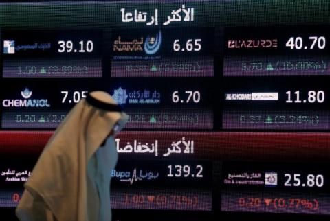 شاشة تعرض عمل سوق الأسهم في البورصة السعودية. صورة من أرشيف رويترز. أداء ضعيف لبورصات الخليج مع ترقب المستثمرين نتائج أعمال