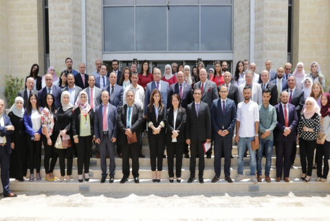 صورة جماعية بعد التكريم محافظ سلطة النقد يكرّم منظمي الأسبوع المصرفي 2018