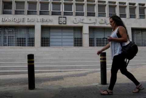 البنوك اللبنانية تسعى لجذب الدولارات للحفاظ على ربط العملة