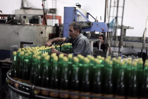 مصنع فلسطين لانتاج المشروبات-أرشيف وكالات الاحصاء: ارتفاع الرقم القياسي لكميات الإنتاج الصناعي خلال تموز الماضي