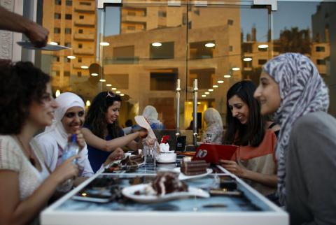 مقهى إيطالي في مدينة رام الله-أرشيف رويترز السياحة والخدمات...قطاع واعد يبحث عن كفاءات مدرّبة