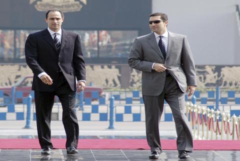 علاء مبارك (يمين) وجمال مبارك، نجلا الرئيس المصري الأسبق حسني مبارك. صورة من أرشيف رويترز. محكمة مصرية تأمر بحبس علاء وجمال مبارك في قضية التلاعب بالبورصة