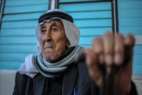 صورة توضيحية-مسن فلسطيني-أرشيف الأناضول- الإحصاء: فلسطين تشهد تحسنًا ملحوظًا في معدلات البقاء على قيد الحياة