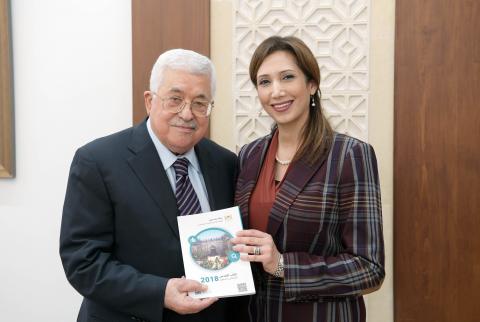 الرئيس يتسلم كتاب القدس الاحصائي السنوي لعام 2018