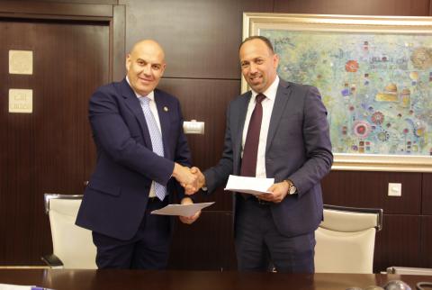 جانب من توقيع الاتفاقية بنك القدس يستثمر في شركة إكسبرتس للحلول المتكاملة