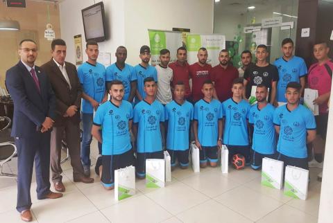 جانب من تسليم الزي الرياضي لنادي ذنابة بنك القدس يدعم نادي ذنابة بالزي الرياضي