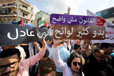 جانب من التظاهرات الاحتجاجية على القانون في رام الله-تصوير وكالات نقابة العاملين في البنوك والتأمين: نعم لتعديل قانون الضمان ولا للإلغاء
