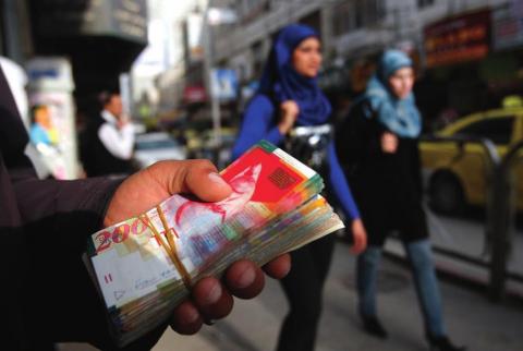 حظر ’الكاش’ في اسرائيل تحد جديد للاقتصاد الفلسطيني