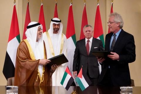 جانب من توقيع الاتفاقية صندوق خليفة يموّل مشاريع بالأردن بقيمة 100 مليون دولار