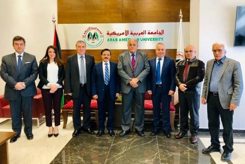 المشاركون في اللقاء الجامعة العربية الأمريكية وبنك فلسطين يبحثان التعاون المشترك