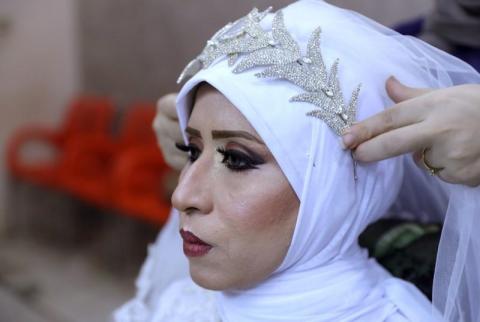 مصفف شعر يضع تاجا على رأس نادية محمد سالم يوم زفافها في العاصمة المصرية، القاهرة يوم 9 نوفمبر تشرين الثاني 2018. تصوير هيام عادل - رويترز. في مصر.. ارتفاع تكاليف الزواج مع تزايد المصاعب الاقتصادية