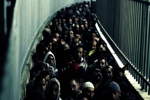 صورة توضيحية-عمال فلسطينيون على أحد الحواجز الإسرائيلية-تصوير وكالات الحصاد الاقتصادي 2018: عام صعب يمهد لأصعب في 2019