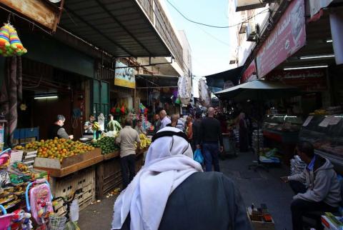 صورة توضيحية-مواطنون في أحد أسواق جنين-أرشيف وفا 29 مرشحا يتنافسون على عضوية مجلس إدارة غرفة تجارة وصناعة جنين