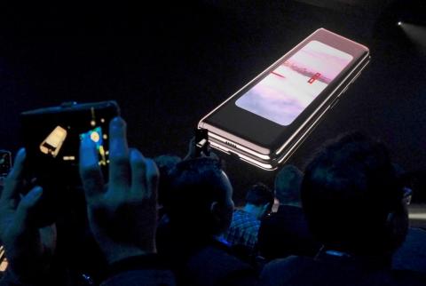 سامسونج تكشف عن هاتف بشاشة قابلة للطي بسعر يقارب الألفي دولار